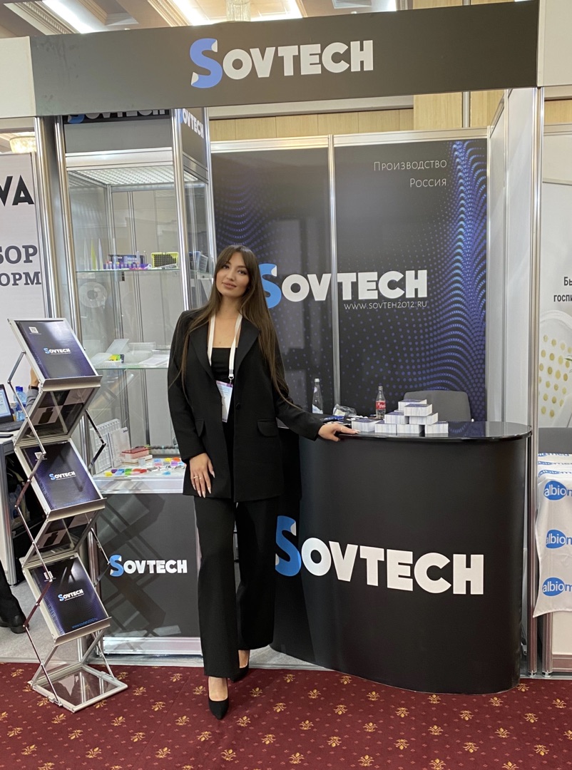 Стендист это. Стендисты на выставку. Стенды SOVTECH. SOVTECH Страна производитель. Специфика работы стендиста на выставке.