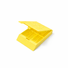 Гистологическая кассеты с петлевым креплением, желтая (корпус с крышкой соединены)